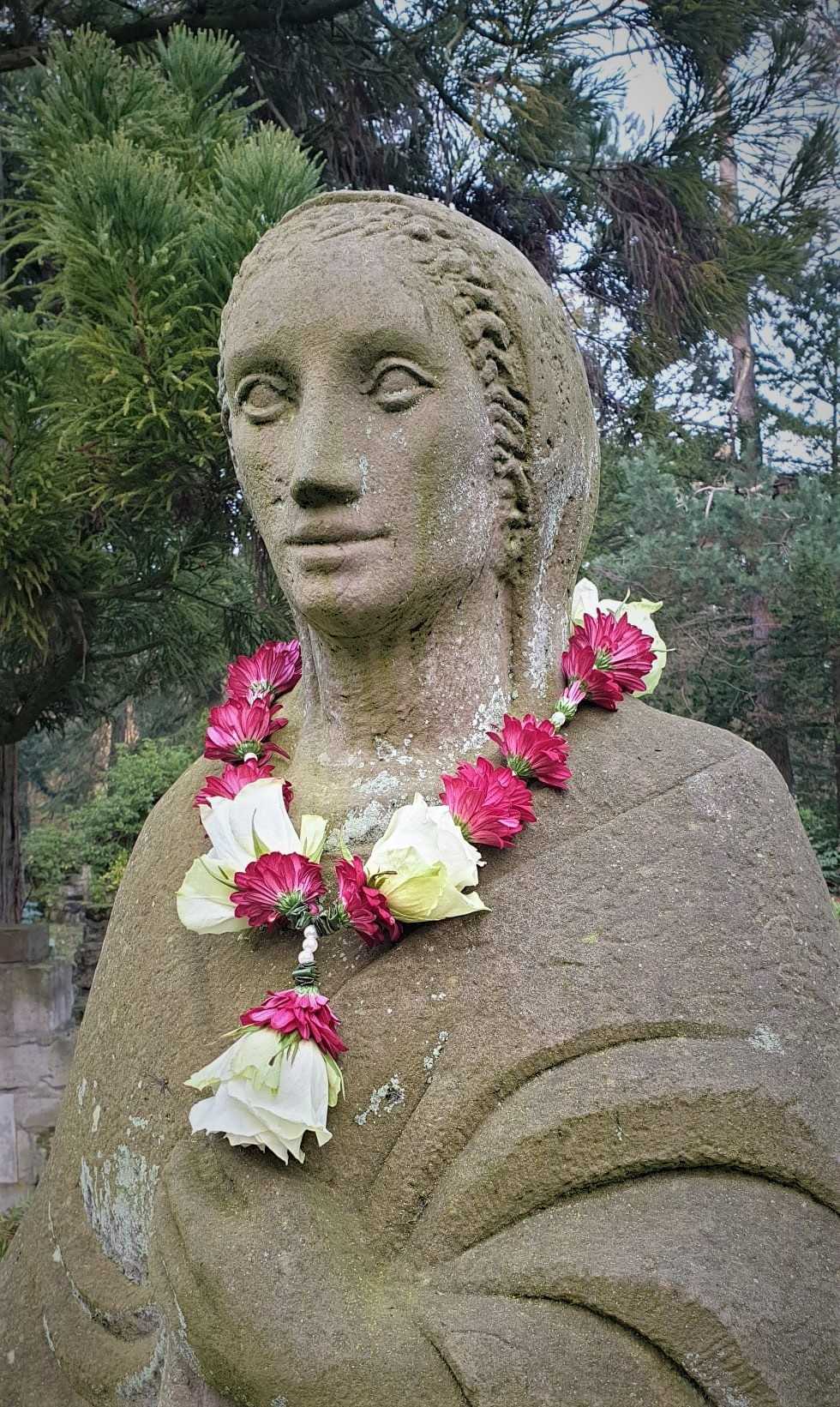 Shakti bloemenmala's Tonny Bol Mala diep rose en wit om vrouwen persoon Gedenkpark Heilig Landstichting