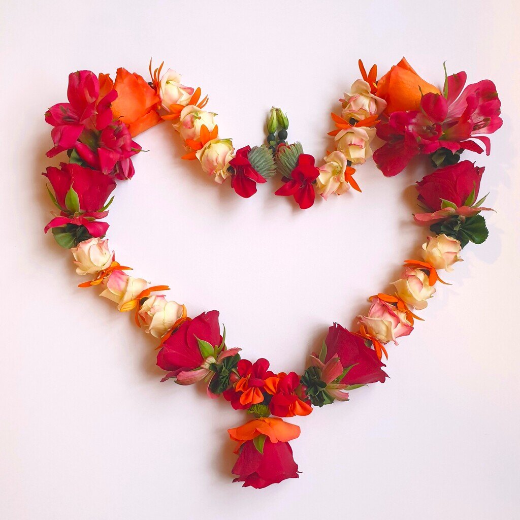 Shakti Bloemenmala Tonny Bol Bloemenhart verse bloemen geregen bloemenkrans rozen wit rood oranje workshops Nijmegen