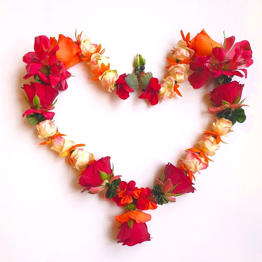 Shakti Bloemenmala Tonny Bol bloemenkrans oranje rode witte rozen hartvorm Valentijnsdag Valentijnsworkshop regio Nijmegen