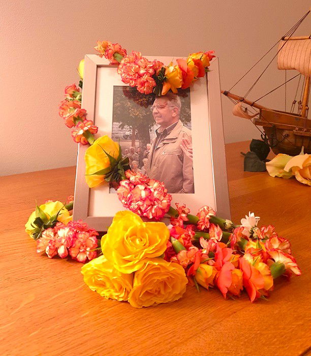 Shakti Bloemenmala, Tonny Bol, oranje gele lange gedenkmala om fotolijst gedrapeerd met bootje