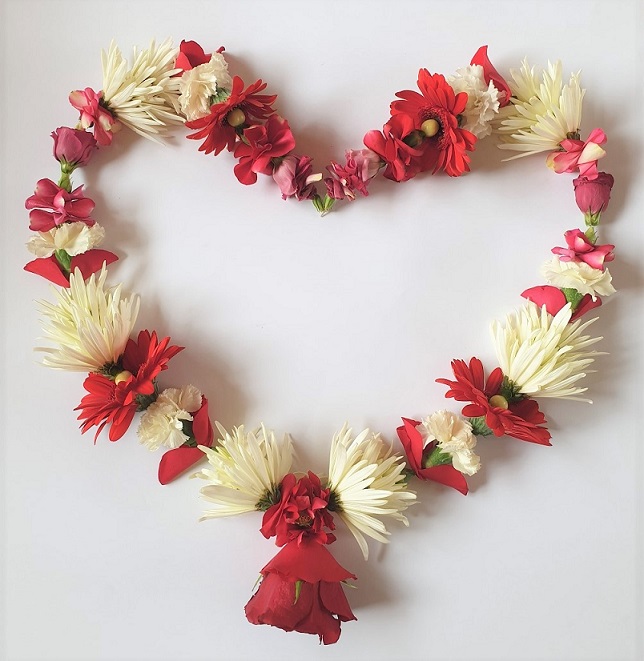 Shakti Bloemenmala Tonny Bol rood- witte bloemen en blaadjes, chrysanten, gerbera's en rozen