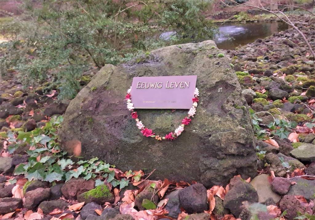Shakti bloemenmala's Tonny Bol Mala, licht rose - rose bij steen met Eeuwig Leven, ingang Gedenkpark Heilig Landstichting
