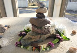 Shakti bloemenmala's Tonny Bol Mala om opgestapelde stenen Joods traditie op Hemelvaartskoepel Gedenkpark Heilig Landstichting