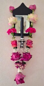 Shakti Bloemenmala Tonny Bol mala spiegel kaars rose witte verse bloemenketting romantische woonkamerdecoratie