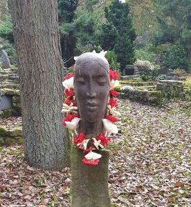 Shakti bloemenmala's Tonny Bol Mala over hoofdsculptuur Gedenkpark Heilig landstichting