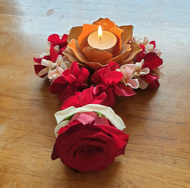 Shakti Bloemenmala Tonny Bol rode fluwele roos mini mala om lotuslichtje Rouw workshop