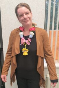 Shakti Bloemenmala, Tonny Bol, dame met gekleurde bloemenmala om, bij herstelacademie Korak in Apeldoorn