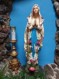 Shakti Bloemenmala Tonny Bol bloemenketting moeder Mariagrot Groesbeek bloemenslinger kerstworkshop kerstsfeer kerstfeest bloemendecoratie