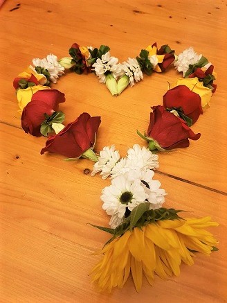 Shakti Bloemenmala, Tonny Bol, hartvormige mala met zonnebloem en rode rozen