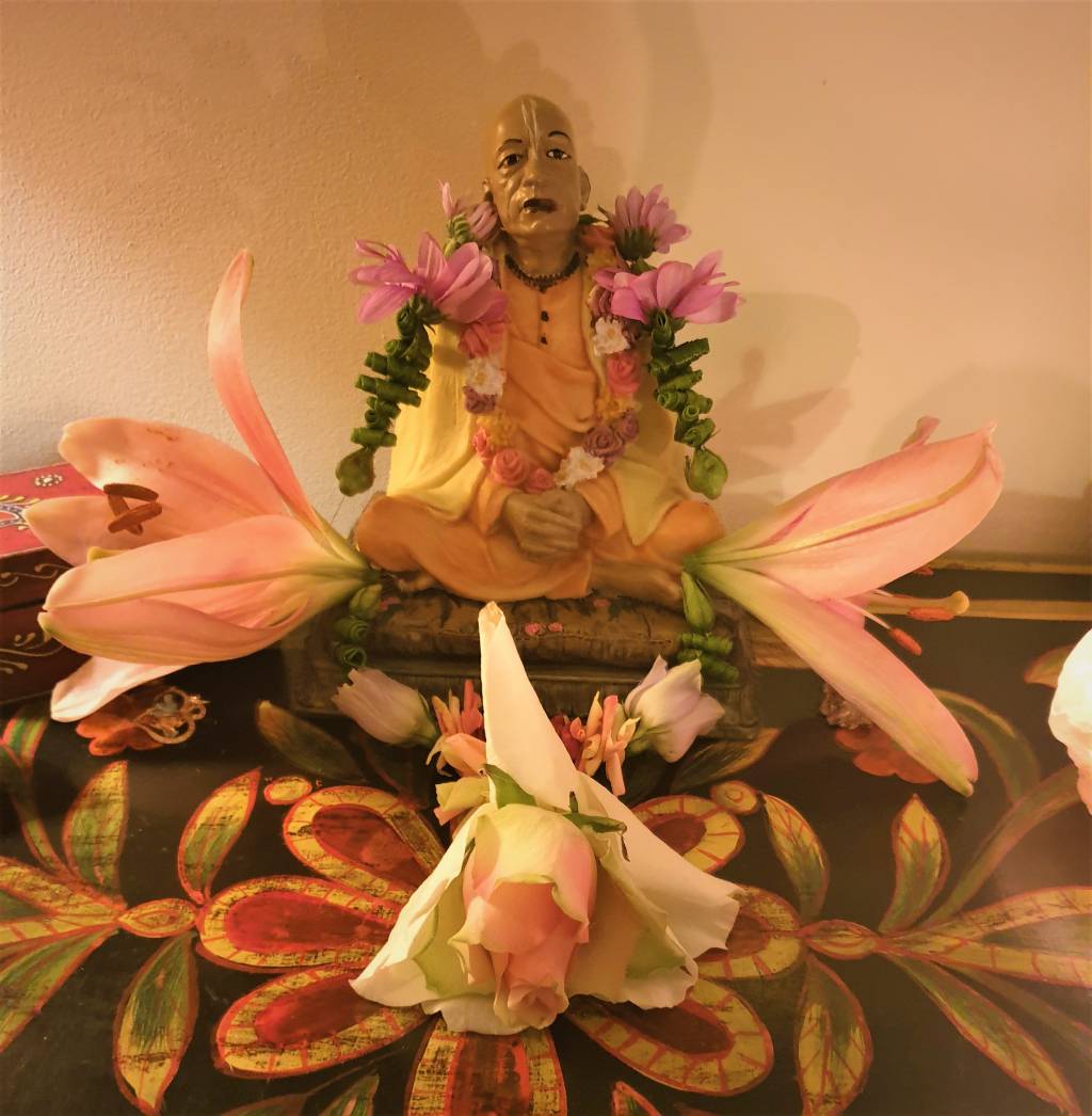 Shakti bloemenmala's Tonny Bol Mini mala licht rose met open lelies om murti van Srila Prabhupada