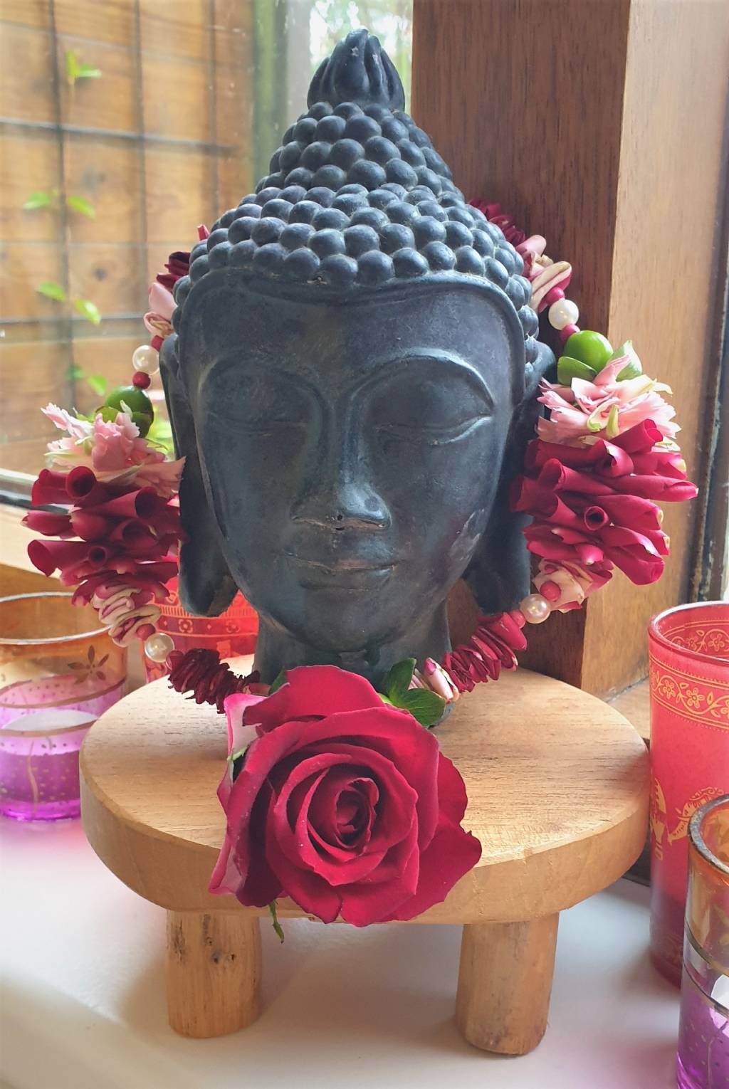 Shakti bloemenmala's Tonny Bol Mini mala met grove blaadjes techniek donker rose om Boedha beeld