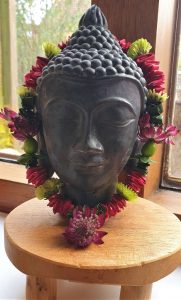 Shakti bloemenmala's Tonny Bol minimala om Bhoedha beeldje