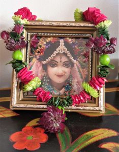 Shakti bloemenmala's Tonny Bol minimala om mini fotolijstje Radharani