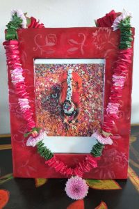 Shakti bloemenmala's Tonny Bol Minimala om rode fotolijst met Indiase afbeelding
