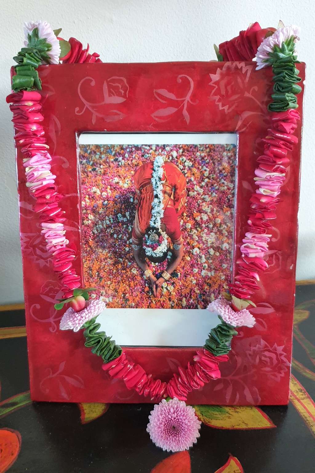 Shakti bloemenmala's Tonny Bol Minimala om rode fotolijst met Indiase afbeelding