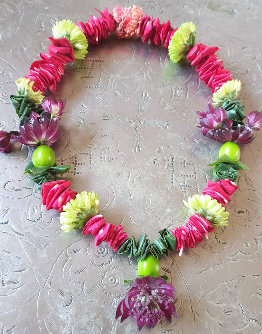 Shakti bloemenmala's Tonny Bol minimala op dienblad, donker rose, paars en groen