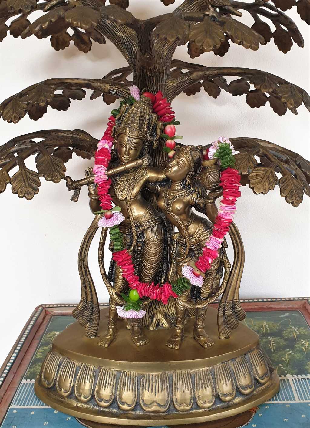 Shakti bloemenmala's Tonny Bol Minimala rood en groen om koperen beeld Radha en Govinda