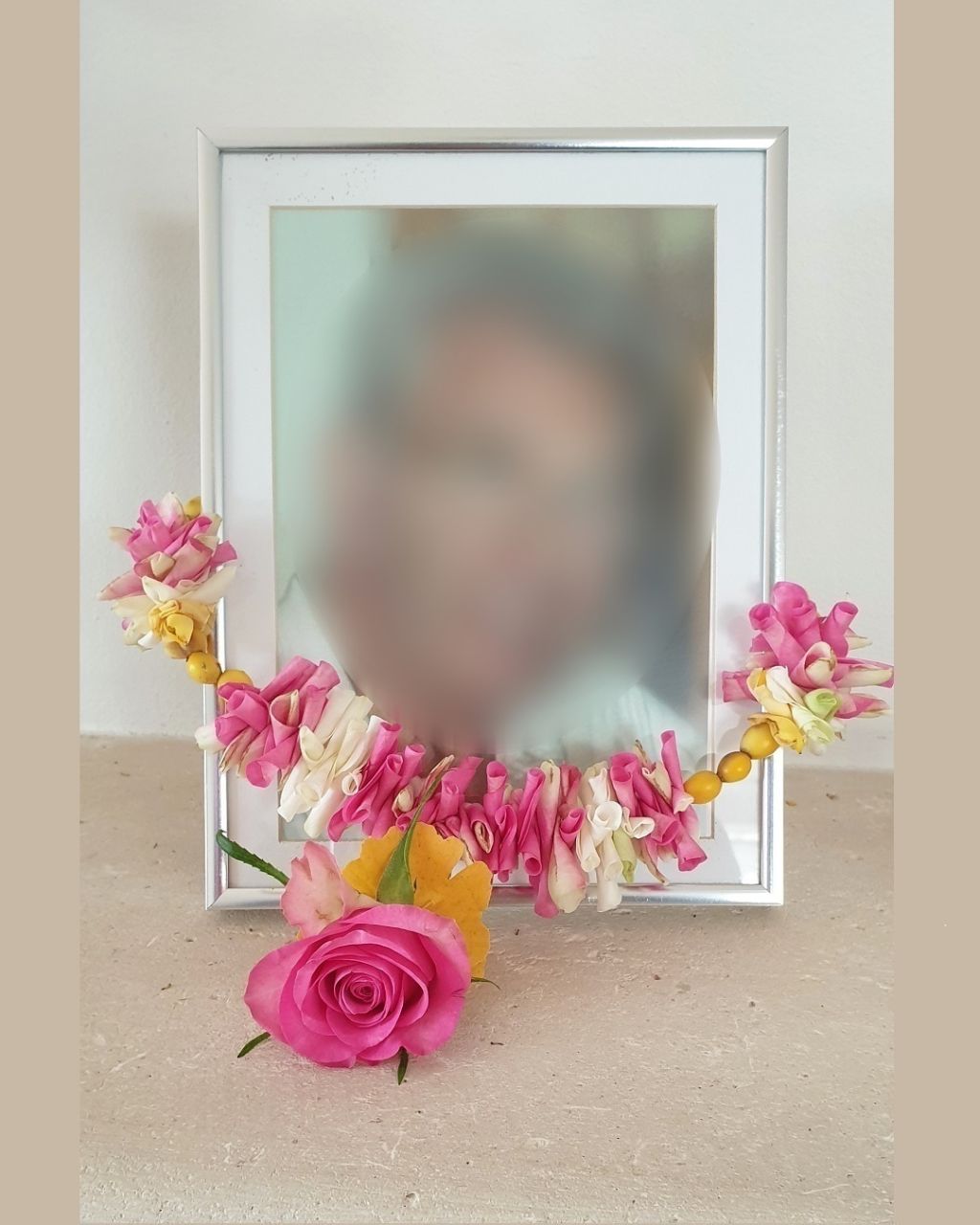 Shakti bloemenmala's Tonny Bol Minimala rose en geel om foto overleden in fotolijst