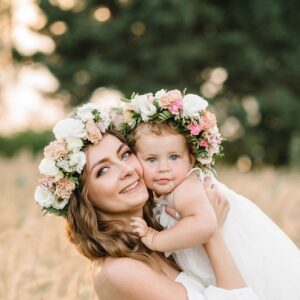 Shakti Bloemenmala Tonny Bol bloemenkrans geboorteceremonie bloemenceremonie moeder en kind