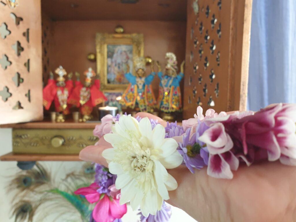 Shakti Bloemenmala, Tonny Bol, offering van bloemenmala