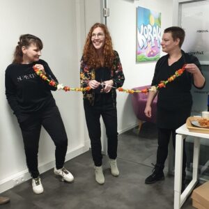 Shakti Bloemenmala, Tonny Bol, officiële openingsceremonie met wethouder vestiging Korak in Heerde