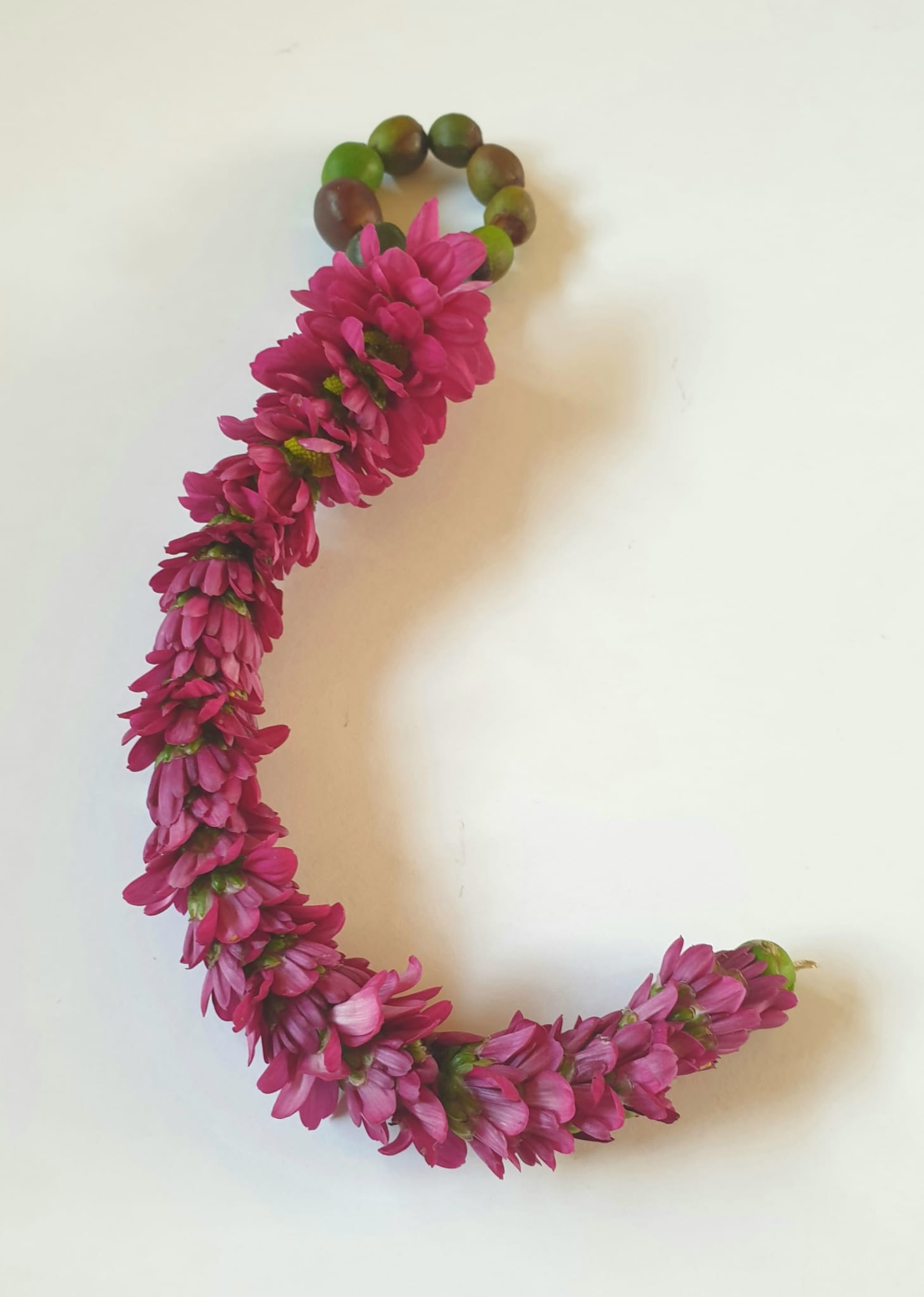 Shakti Bloemenmala, Tonny Bol, paarse chrysanten bloemenslinger met groen oogje
