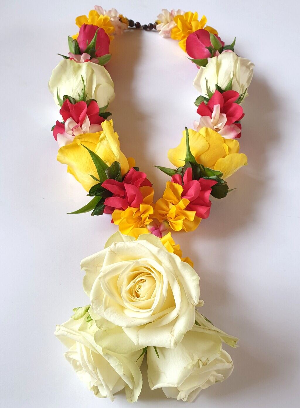 Shakti Bloemenmala Tonny Bol Thema Pasen voorjaarse workshops fleurige bloemenketting maken gele witte rode rozen Berg en Dal