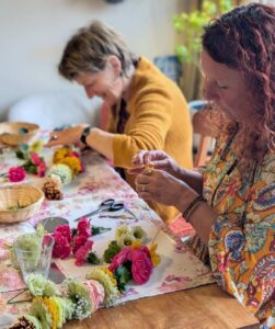 Shakti Bloemenmala Tonny Bol Bloemenmala Intensive cursus verse kleurrijke bloemen rijgen cursisten in actie meditatief workshops regio Nijmegen
