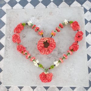 Shakti Bloemenmala Tonny Bol rood wit anjers hartmala bloemenslinger bloemenhart afscheidsbloemen rouwbloemen