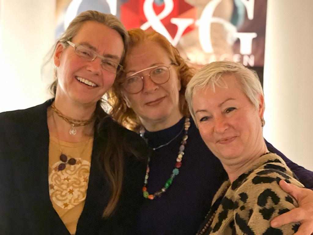 Shakti Bloemenmala, Tonny Bol met Miranda Van Krugten en Esther Zawiolkowski bij lezing van Geliefd en Gedragen in Oss