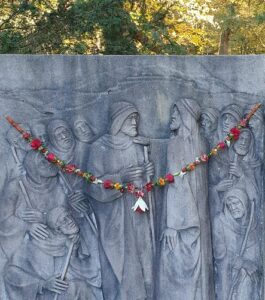 Shakti Bloemenmala Tonny Bol echte verse bloemenketting reliëf gedenkpark Heilig Landstichting bestellingen Nijmegen omgeving