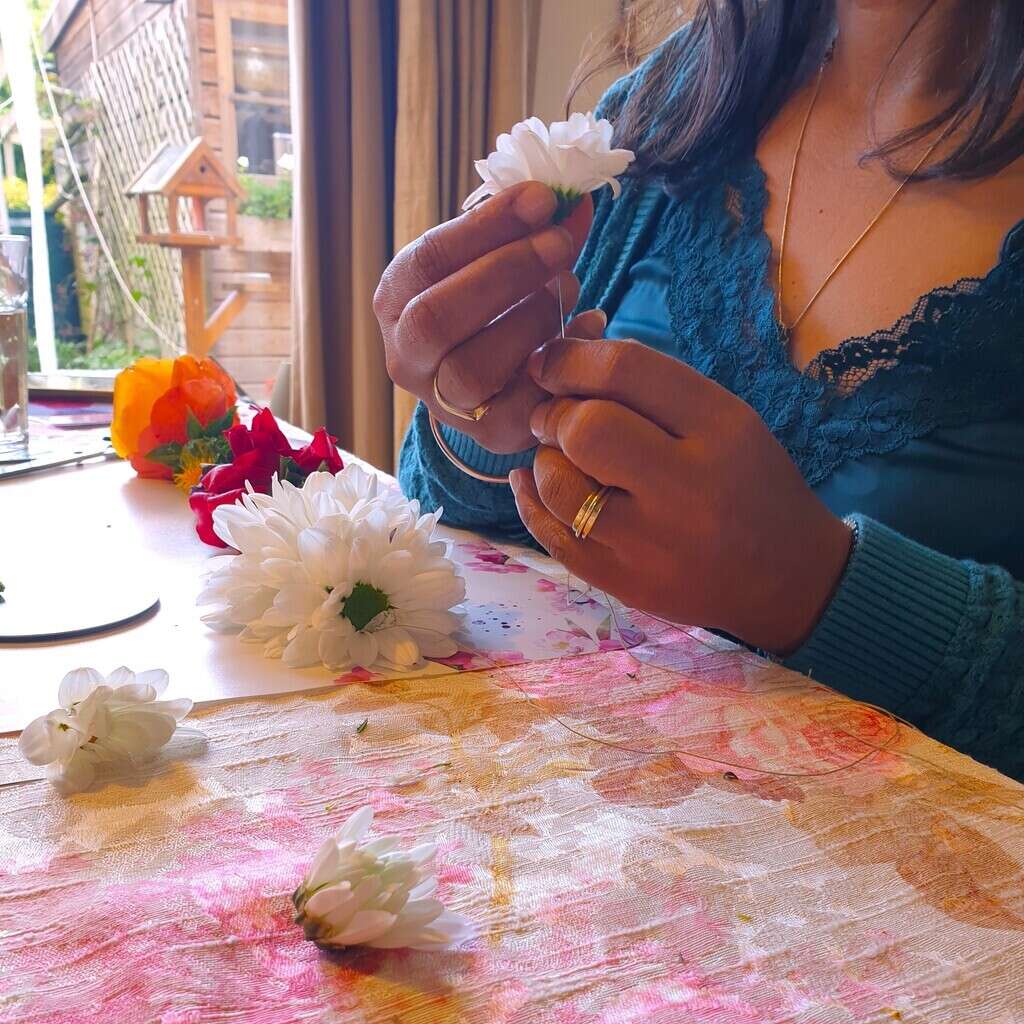Shakti Bloemenmala Tonny Bol gedenkslinger workshop flexibele warme kleuren bloemenslingers maken gevorderde cursist techniek witte chrysanten