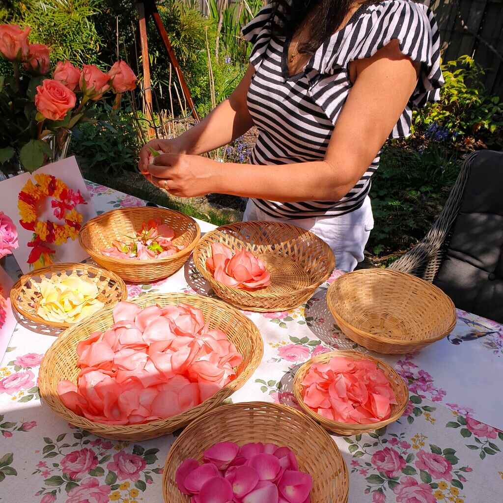 Shakti Bloemenmala Tonny Bol workshop Persoonlijk Trainings Traject bij Nijmegen gevorderde cursist maakt rozenkrans verse rozenblaadjes