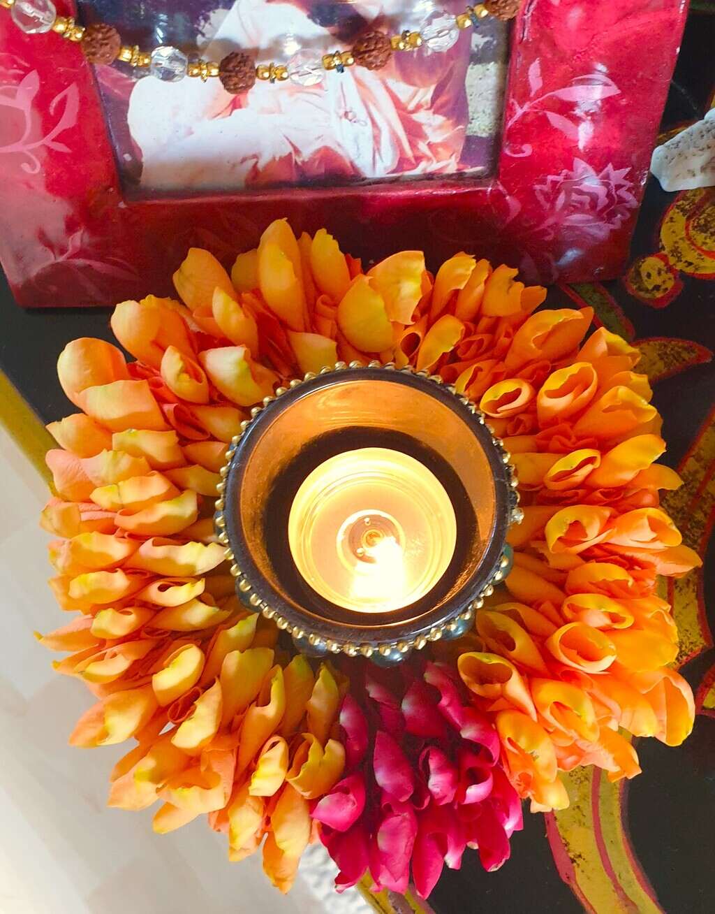 Shakti Bloemenmala Tonny Bol rozenkrans gele en rode rozenblaadjes vouwtechniek brandend waxinelichtje foto bestellingen Nijmegen