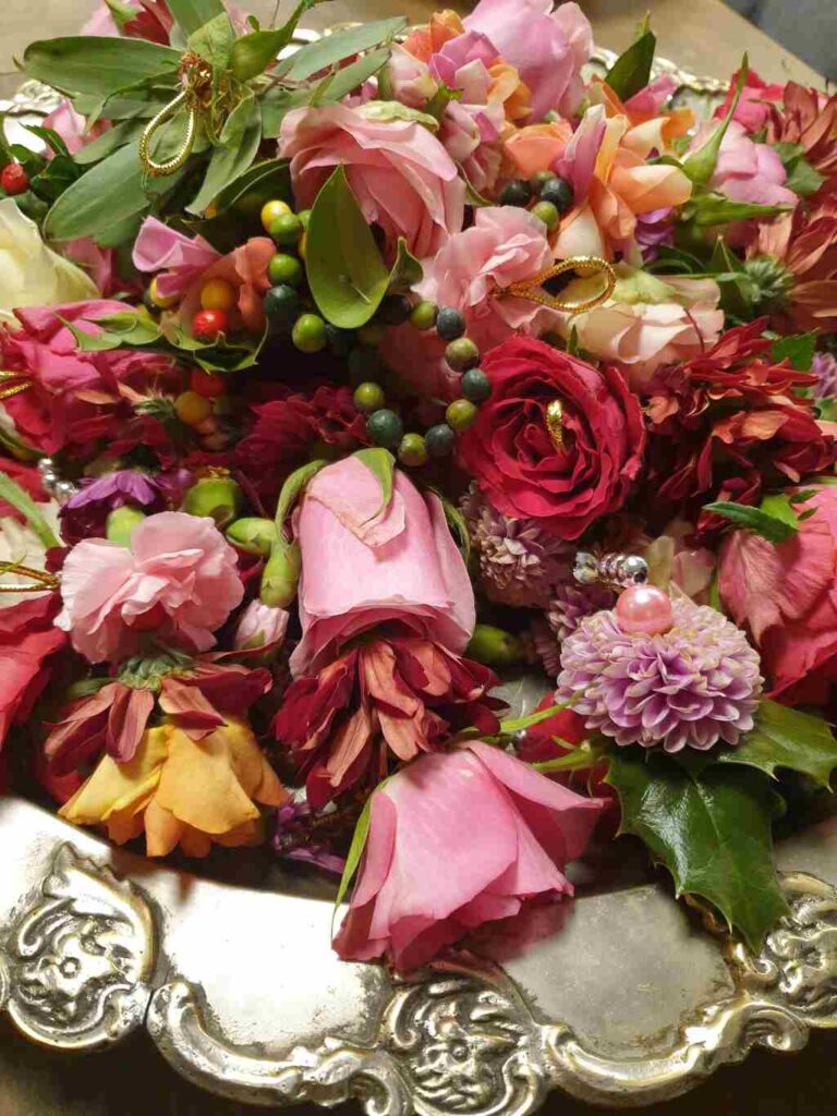 Shakti Bloemenmala Tonny Bol kleurrijke verse bloemenslingers schaal feestelijke kralen kerstsfeer goud lintje Shakti Flower Experience Nijmegen