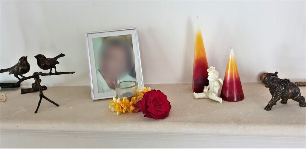 Shakti bloemenmala's Tonny Bol schouw foto overledene mala om waxinelichtje geblurrt