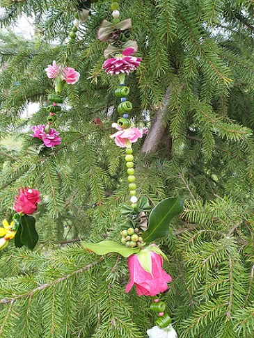 Shakti Bloemenmala, Tonny Bol, bloemenslinger in punt kerstboom Hamersveld Berg en Dal