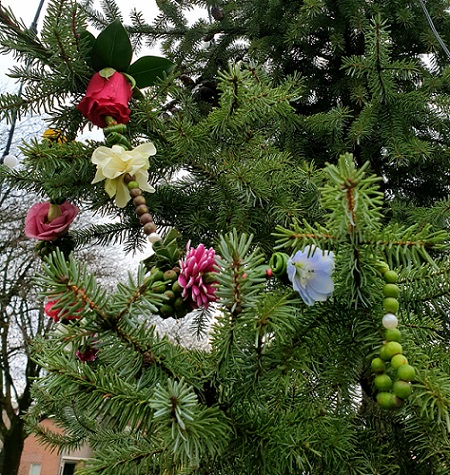 Shakti Bloemenmala, Tonny Bol, gekleurde bloemenmala in kerstboom Hamersveld Berg en Dal