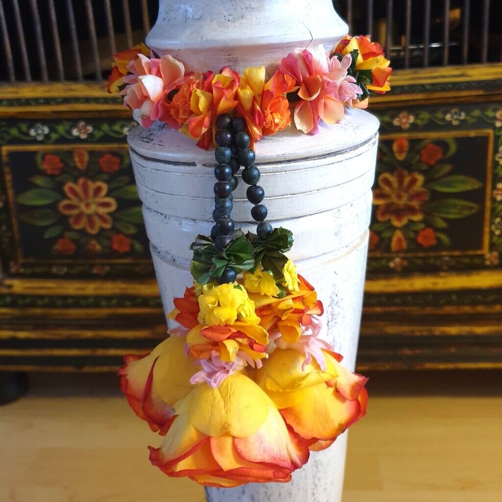 Shakti Bloemenmala Tonny Bol exclusieve bloemenslinger sokkel Indiase decoratie Persoonlijk Trainings Traject regio Nijmegen