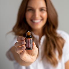 Shakti Bloemenmala Tonny Bol flesje zuivere Doterra olie aangereikt vrouw introductieavond Berg en Dal essentiële oliën