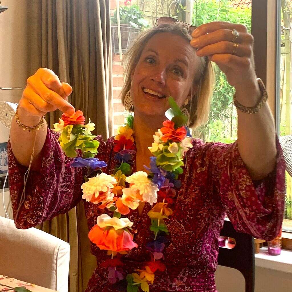 Shakti Bloemenmala Tonny Bol vrouw showt bloemenslinger vrolijk kleurige bloemen geregen draad en naald lente workshops berg en Dal Nijmegen