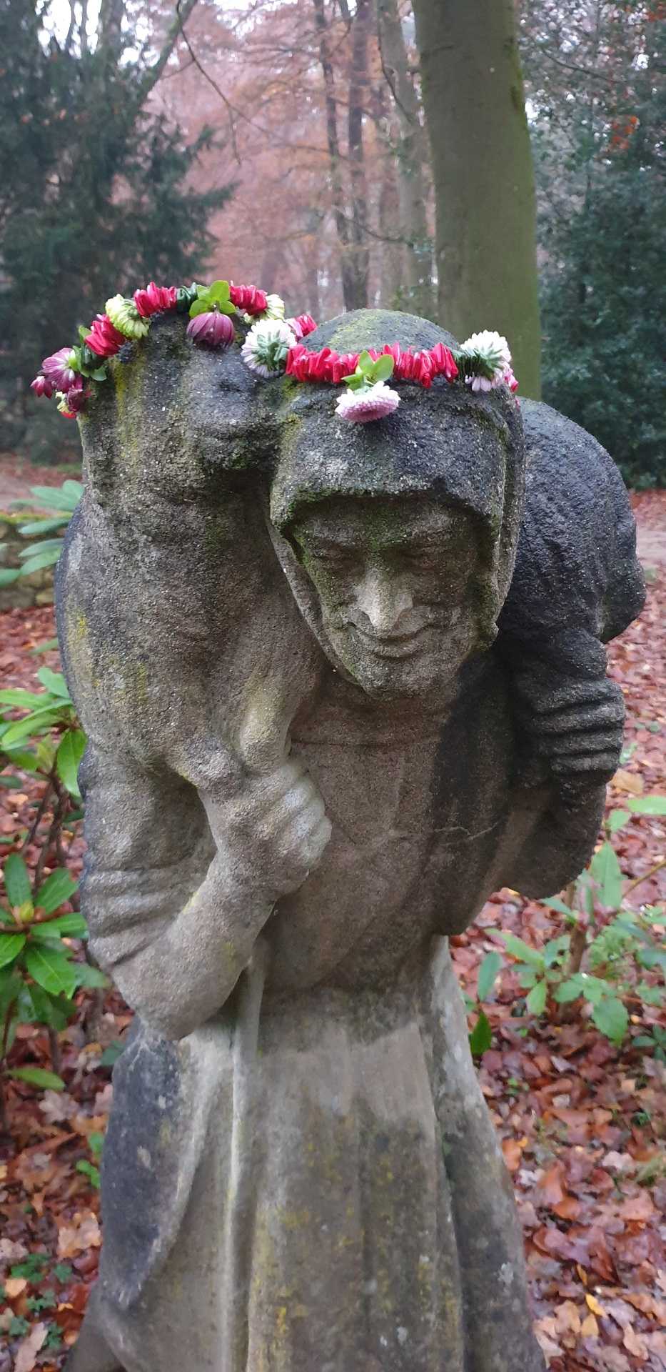 Shakti bloemenmala's Tonny Bol twee mini mala's op hoofd van man en een lammetje Gedenkpark Heilig Landstichting
