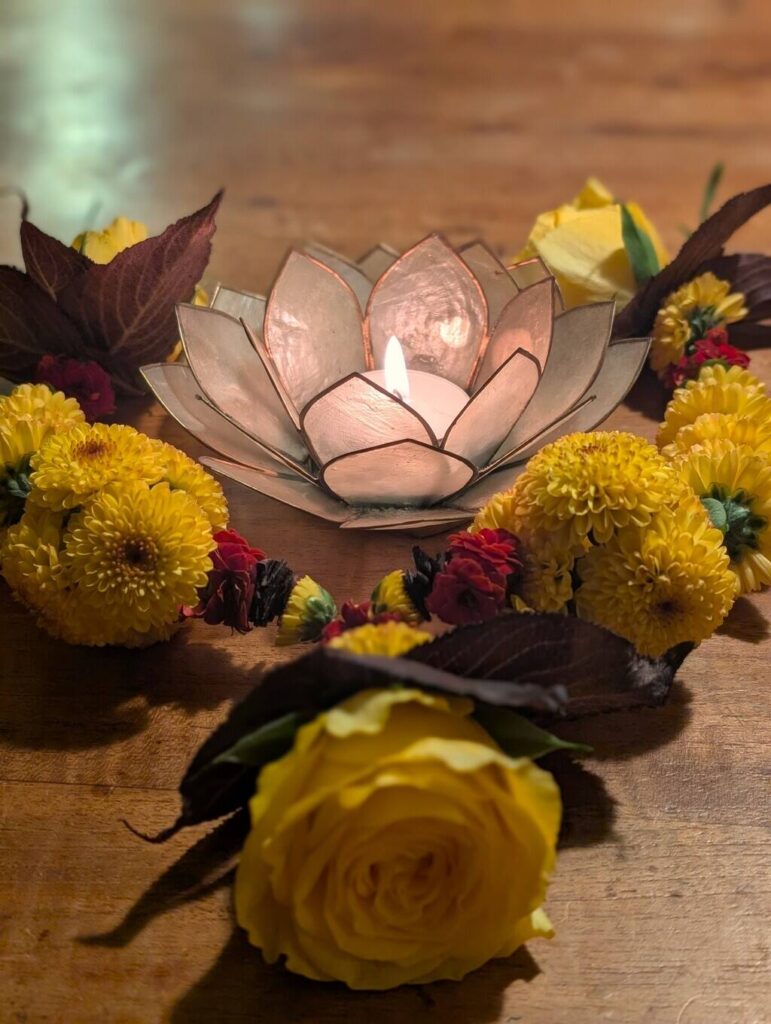 Shakti Bloemenmala Tonny Bol Bloemenkrans geel rode bloemen lotus sfeerlichtje bloemencreatie workshops regio Nijmegen Intuïtief creëren