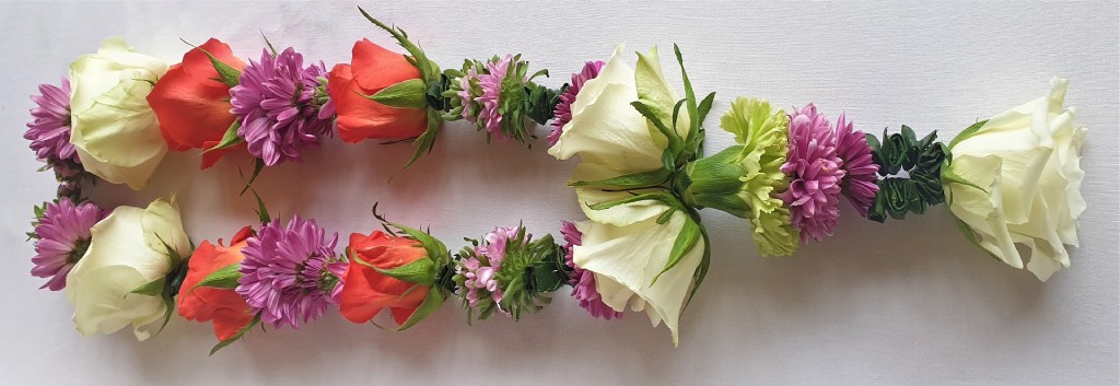 Shakti bloemenmala's Tonny Bol wit - felrood rozen, chrysanten paars, groene anjer