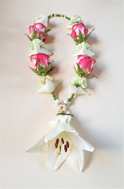 Shakti Bloemenmala Tonny Bol witte lelie en rose rozen met groene besjes en parels