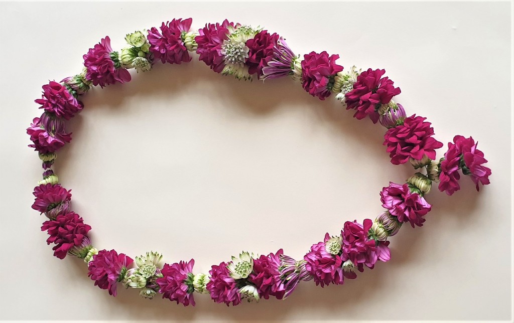 Shakti bloemenmala's Tonny Bol wit met paarse chrysantjes