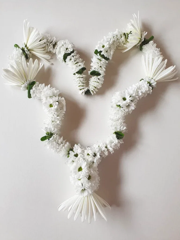 Shakti Bloemenmala Tonny Bol Hindoestaanse crematie uitvaart ceremonieslinger afscheidsbloemenkrans bestellingen bloemen regio Nijmegen Utrecht