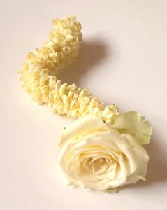 Shakti Bloemenmala, Tonny Bol, witte bloemenslinger van blaadjestechniek en witte roos