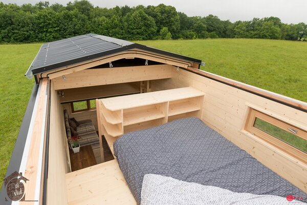Open, verschuifbaar dak in een tiny house